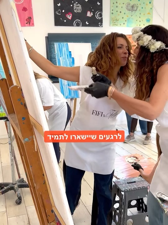 חוגגת עם זר פרחים מציירת בסטודיו